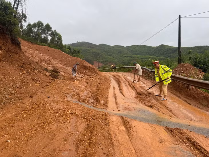 Khu vực đường tỉnh 330, đoạn qua xã Ba Chẽ bị sạt lở đất đá xuống đường.