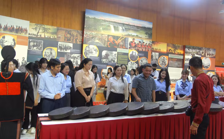 Các đại biểu và học sinh phường Hạ Long tìm hiểu về không gian văn hóa cồng chiêng Tây Nguyên.