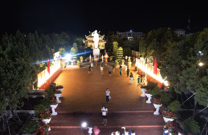 Du khách tham quan khu di tích Bác Hồ trên đảo Cô Tô.