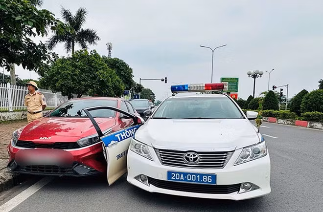 Tài xế H tông xe vào ôtô của Cảnh sát giao thông. Ảnh: Cục CSGT