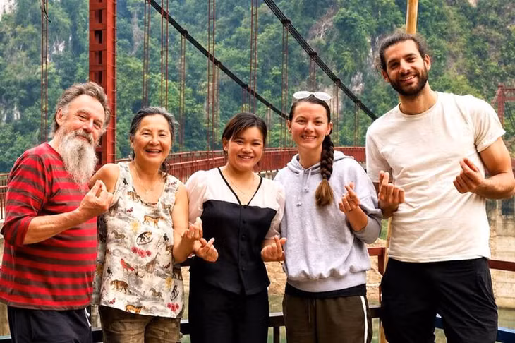 Homestay của gia đình chị Quàng Thị Hoa và khách du lịch check-in tại cầu Pa Phông. Ảnh: Quàng Hoa