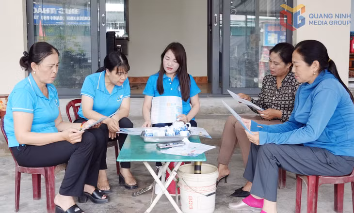 Bà Nguyễn Thị Lệ Mỹ (ngoài cùng bên trái) ở khu phố Hiệp Hòa 10, phường Hiệp Hòa cùng cán bộ BHXH và Hội LHPN phường Hiệp Hòa tuyên truyền chính sách BHXH tự nguyện.
