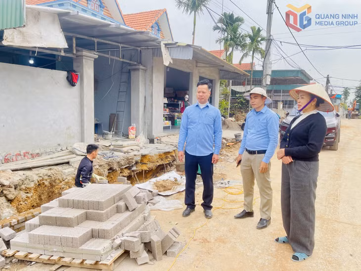 Bà Ngô Thị Luyến, Bí thư Chi bộ, Trưởng khu Hà An 13, phường Hà An tiên phong hiến đất mở rộng đường khu dân cư.