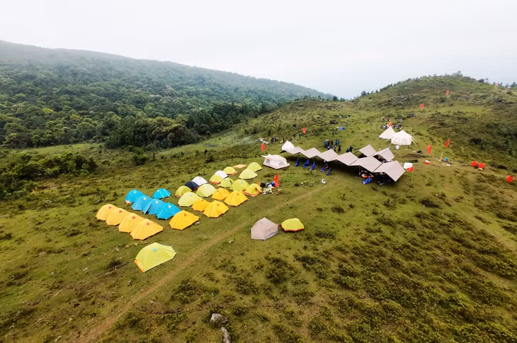Sau khi chinh phục đỉnh Cao Xiêm, du khách sẽ được trải nghiệm hoạt động Camping qua đêm trên đỉnh núi này...