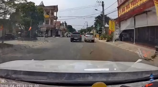 2 lái xe dừng ô tô giữa đường gây cản trở giao thông bị xử phạt. Ảnh: Phòng CSGT Công an tỉnh Quảng Trị