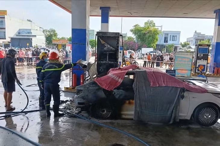 Vụ cháy xe ô tô tại cây xăng ở Đà Nẵng khiến 2 người tử vong, Công an phát hiện hàng chục khối pin trong xe. Ảnh: Trường An