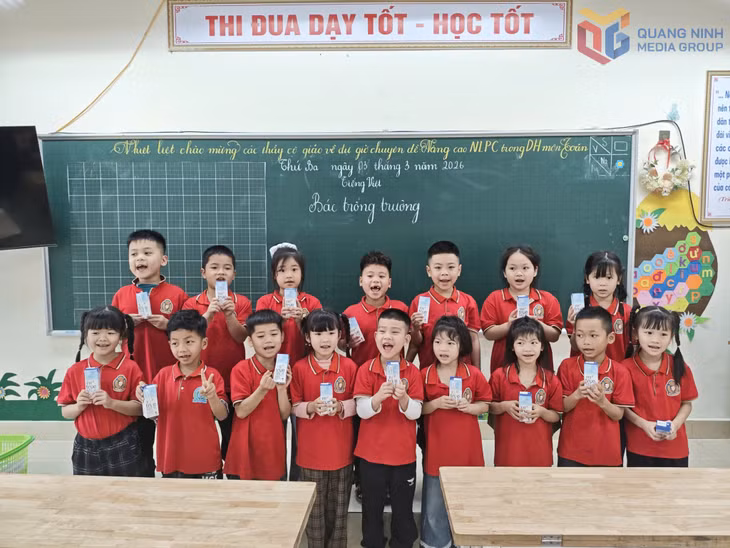 Trường Tiểu học Đầm Hà đã tổ chức triển khai uống sữa học đường cho học sinh toàn trường.