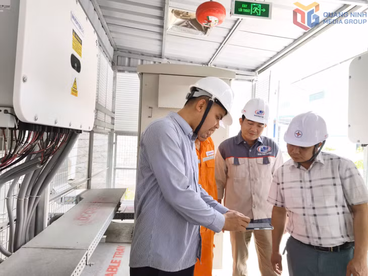 Kỹ thuật viên Công ty CP Đóng tàu và Vận tải biển Nam Phát vận hành, theo dõi hệ thống điện mặt trời mái nhà.