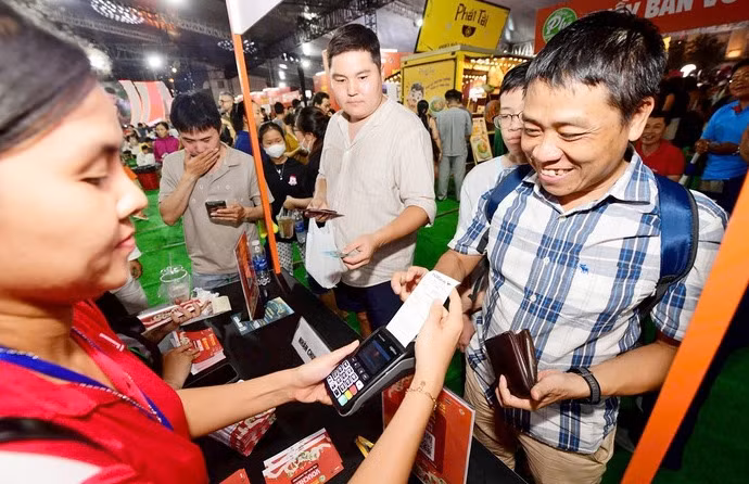 Hàng loạt quy định mới về xác thực khách hàng, quản lý tài khoản được Ngân hàng Nhà nước ban hành nhằm tăng cường an toàn cho thanh toán số - Ảnh: QUANG ĐỊNH