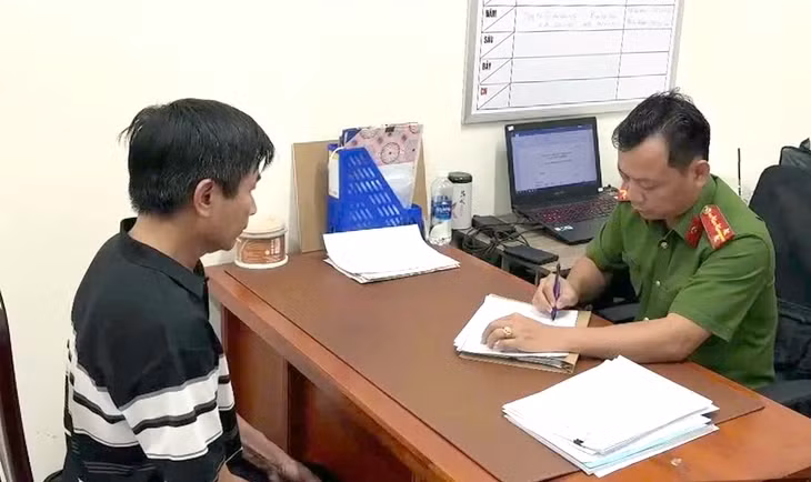 Công an phường Rạch Dừa (TP.HCM) đã làm việc với người đàn ông đánh nam shipper do mâu thuẫn chuyện giao nhận hàng và yêu cầu cắt lông chó - Ảnh: Công an cung cấp