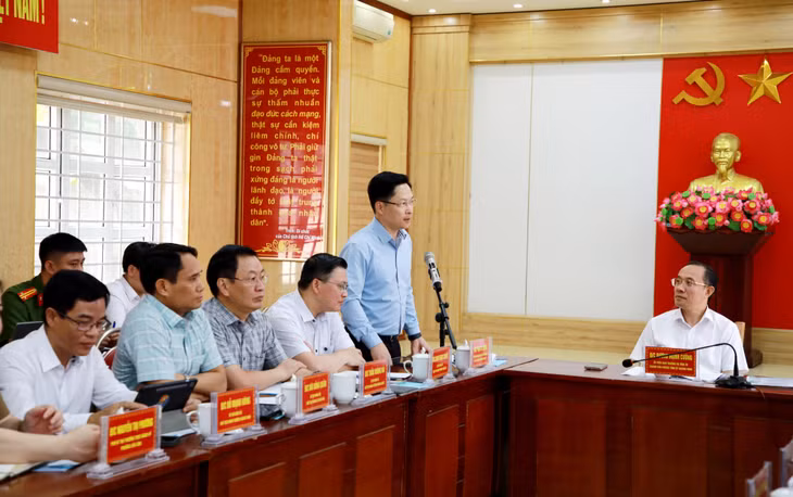 Đồng chí Phạm Lê Hưng, Bí thư Đảng ủy phường Cẩm Phả, phát biểu tại buổi làm việc.