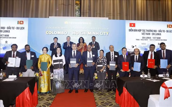 Tổng Bí thư, Chủ tịch nước Tô Lâm, Thủ tướng Sri Lanka Harini Amarasuriya chứng kiến lễ trao các văn kiện hợp tác giữa 2 nước. Ảnh TTXVN