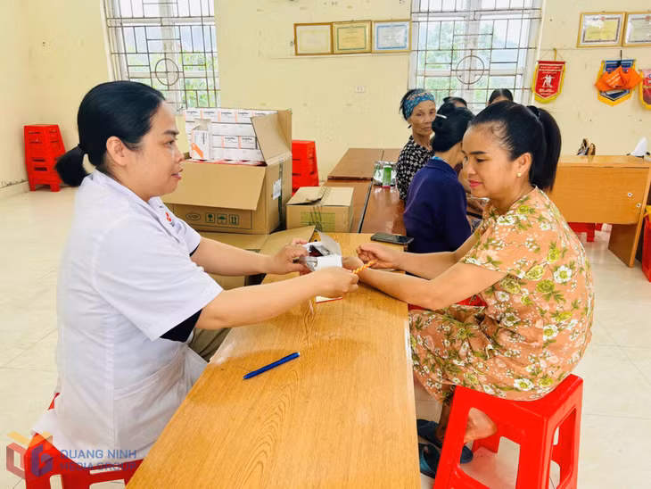 Trạm Y tế xã Hải Lạng tổ chức trình khám, tư vấn chăm sóc sức khỏe cho người dân thôn Đồi Mây.