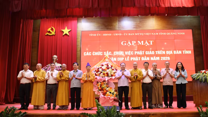 Đồng chí Bí thư Tỉnh ủy và các đồng chí lãnh đạo tỉnh tặng hoa chúc mừng Giáo hội Phật giáo tỉnh cùng các chức sắc, tăng ni, phật tử toàn tỉnh.