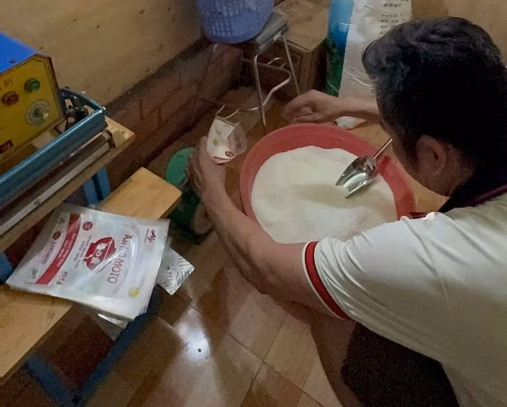 Dựng lại hiện trường nơi hoạt động sản xuất bột ngọt giả nhãn hiệu Ajinomoto. Ảnh: Công an