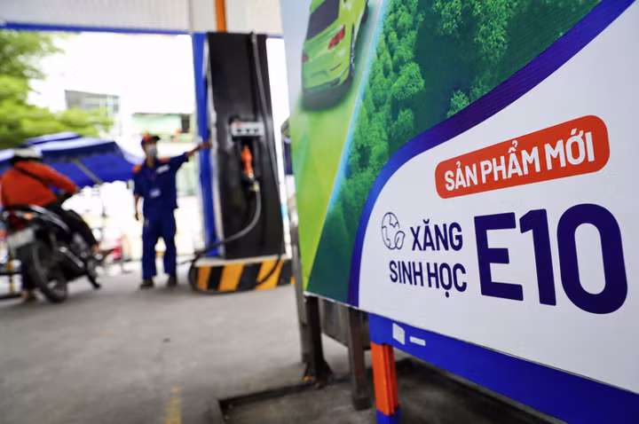 Giá xăng E10 đang thấp hơn xăng khoáng RON95 khoảng 500 đồng/lít. (Ảnh minh họa: Báo Chính phủ)