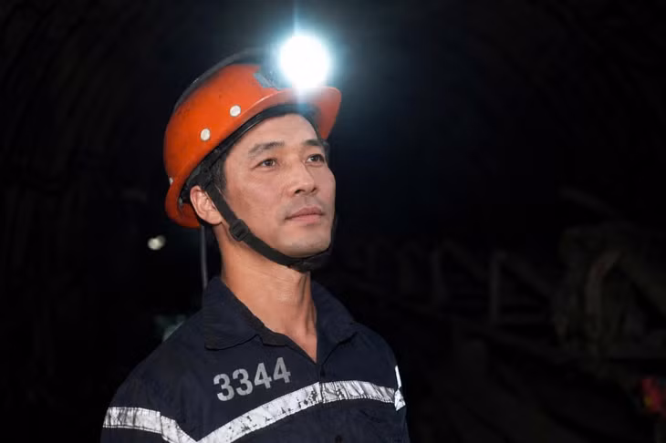 Hoàng Văn Hạnh, công nhân Phân xưởng Khai thác 8, Công ty Than Hạ Long - TKV, trong ca sản xuất dưới hầm lò.