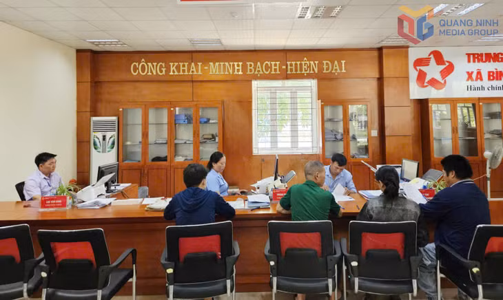 Người dân đến Trung tâm Phục vụ hành chính công xã Bình Liêu giải quyết các thủ tục hành chính.