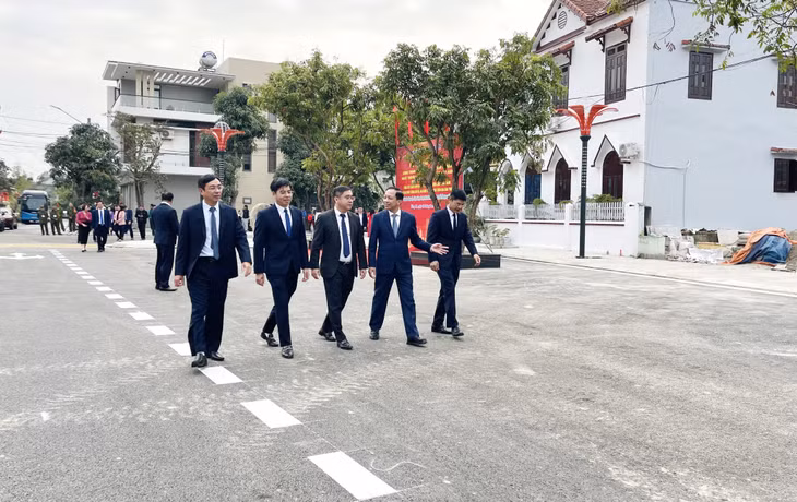 Dự án nâng cấp, cải tạo ngõ 1, 2 phố Trần Quang Khải và tuyến đấu nối Hoàng Quốc Việt được khánh thành vào dịp kỷ niệm 96 năm Ngày thành lập Đảng Cộng sản Việt Nam.Ảnh: Hoàng Nga