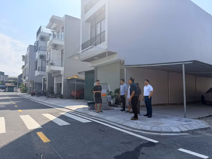 Người dân khu phố Hà Khẩu 7, phường Việt Hưng, phấn khởi sau khi con đường được nâng cấp, cải tạo khang trang, sạch đẹp.
