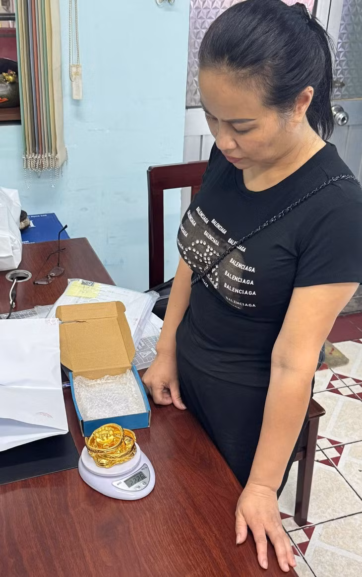 Bị can Vũ Thị Ngọc Anh và số vàng buôn lậu bị phát hiện tại sân bay - Ảnh: Công an TP.HCM