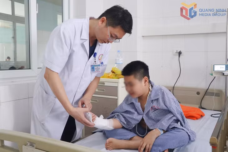 Bác sĩ Bệnh viện Đa khoa khu vực Đông Triều kiểm tra cho bệnh nhi sau phẫu thuật thành công nối gân, mạch máu.