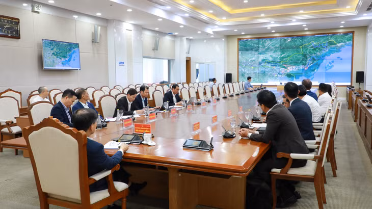 Đồng chí Chủ tịch UBND tỉnh cùng các nhà đầu tư nghiên cứu quy hoạch các khu công nghiệp có tiềm năng thu hút đầu tư trên địa bàn tỉnh Quảng Ninh.