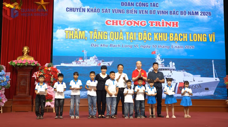 Đoàn công tác tặng quà các cháu học sinh vươn lên vượt khó tại đặc khu Bạch Long Vĩ.