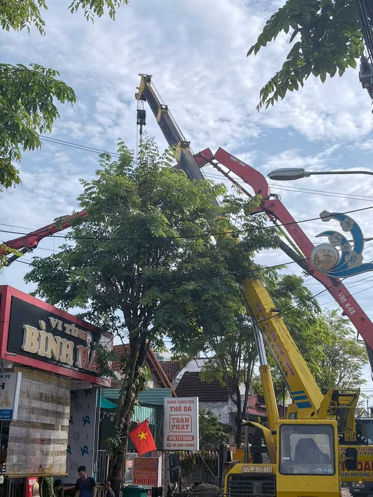 Chiếc xe bơm bê tông đậu trên đường Biên Cương để sửa nhà dân. Ảnh: Người dân cung cấp