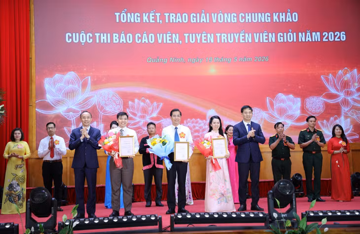 Các thí sinh nhận giải chuyên đề xuất sắc tại chương trình tổng kết, trao giải vòng chung khảo Cuộc thi Báo cáo viên, tuyên truyền viên giỏi tỉnh Quảng Ninh năm 2026; tôn vinh, biểu dương gương điển hình trong phong trào thi đua “Học và làm theo Bác” năm 2025, do Tỉnh ủy Quảng Ninh tổ chức tối 19/5. Ảnh: Thu Chung