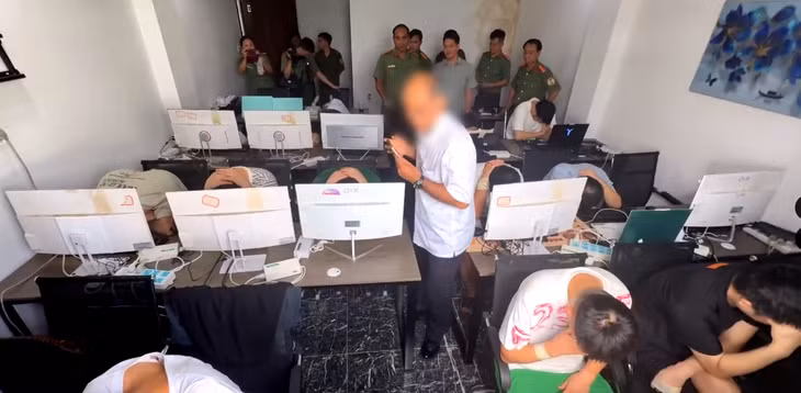 Công an TP.HCM vừa phát hiện nhóm người Trung Quốc đang lắp đặt hệ thống máy móc để hoạt động lừa đảo công nghệ cao - Ảnh: Công an TP.HCM