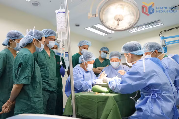 Các bác sĩ thực hiện quy trình rửa thận trong ca ghép thận tại Bệnh viện Việt Nam - Thụy Điển Uông Bí.