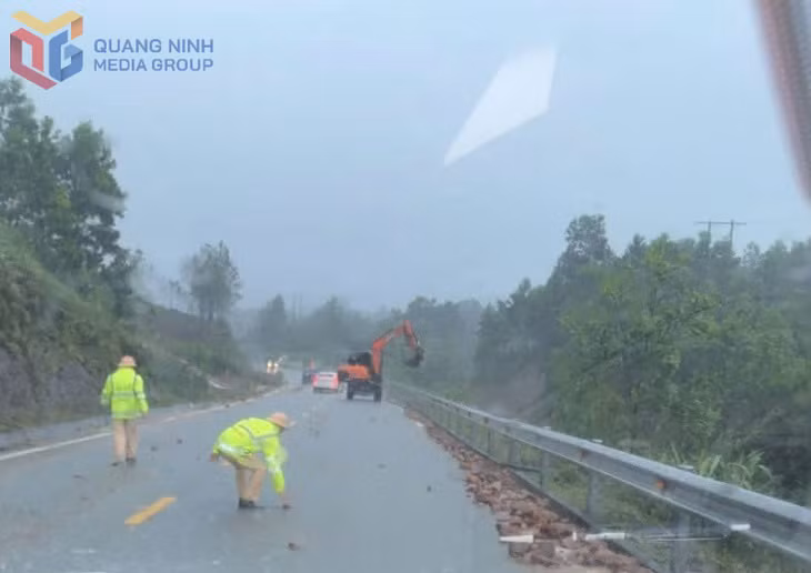 Đội CSGT Đường bộ số 3, Phòng CSGT Công an tỉnh Quảng Ninh dọn dẹp đất đá do mưa lớn trôi xuống QL18C (trong các ngày 20 và 22/5) để đảm bảo ATGT.