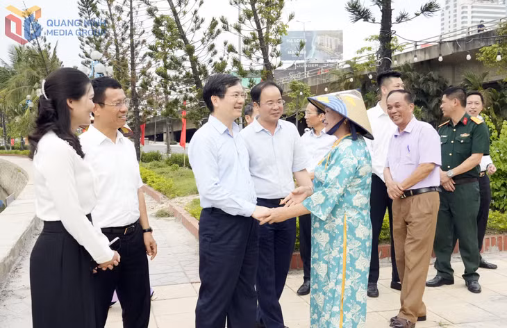 Các đồng chí lãnh đạo tỉnh, lãnh đạo phường Hồng Gai trò nắm tâm tư, nguyện vọng người dân trên địa bàn.&nbsp;