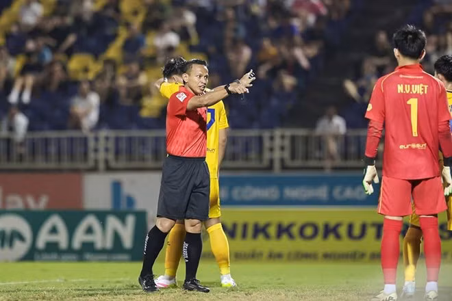 V.League tăng cường trọng tài Malaysia cho vòng đấu quyết định. Ảnh: VPF