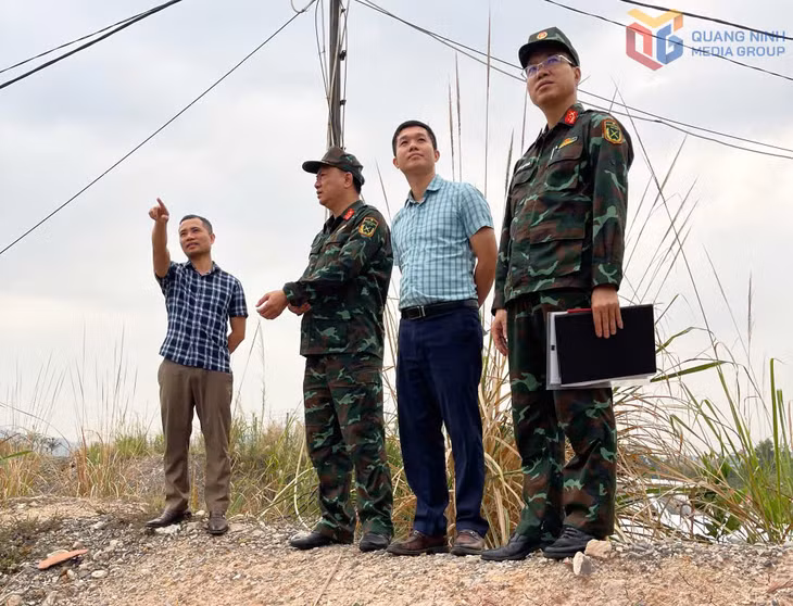 Ban CHQS phường Hà Lầm phối hợp với Phòng Kinh tế - Hạ tầng tổ chức khảo sát thực địa tại các điểm có nguy cơ cao xảy ra ngập lụt, sạt lở đất đá trên địa bàn.