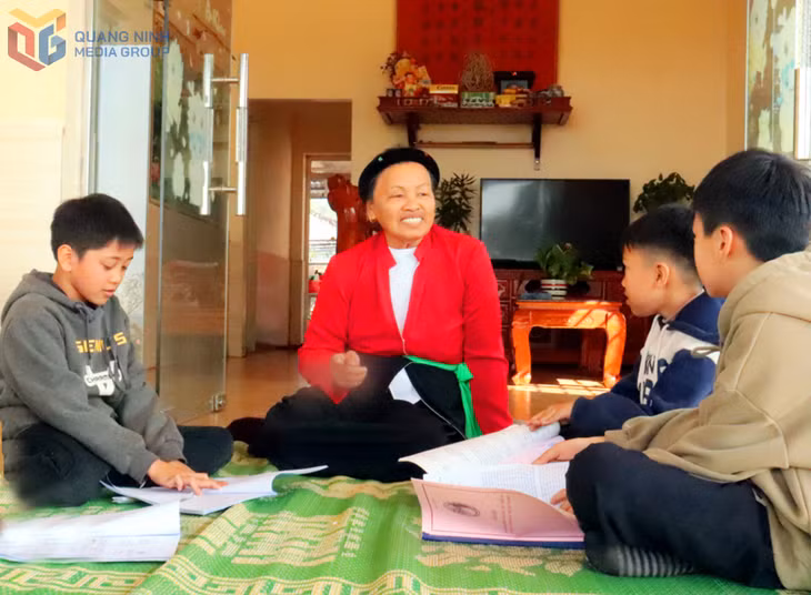 Bà Tô Thị Tạ chọn cách dạy chữ rồi dạy những làn điệu Soọng cô để lan tỏa nét đặc sắc văn hóa dân tộc.