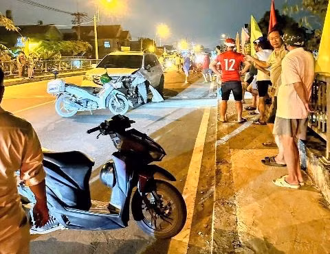 Hiện trường vụ va chạm khiến một người tử vong, hai người nguy kịch. Ảnh: Nguyễn Hoàng