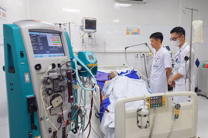 Y, bác sĩ Khoa Hồi sức tích cực, chống độc - Đột quỵ (Bệnh viện Đa khoa tỉnh) theo dõi, điều trị cho bệnh nhân trong quá trình hỗ trợ tuần hoàn bằng ECMO.