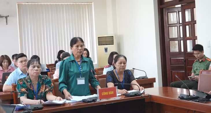 Bà Bùi Thị Thắm trình bày nội dung kiến nghị.