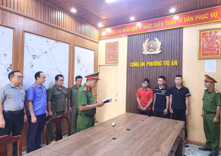 Điều tra viên bố trí tại Công an phường Trị An tống đạt quyết định khởi tố vụ án, khởi tố bị can và lệnh bắt bị can để tạm giam đối với 3 đối tượng. Ảnh: Công an thành phố Đồng Nai
