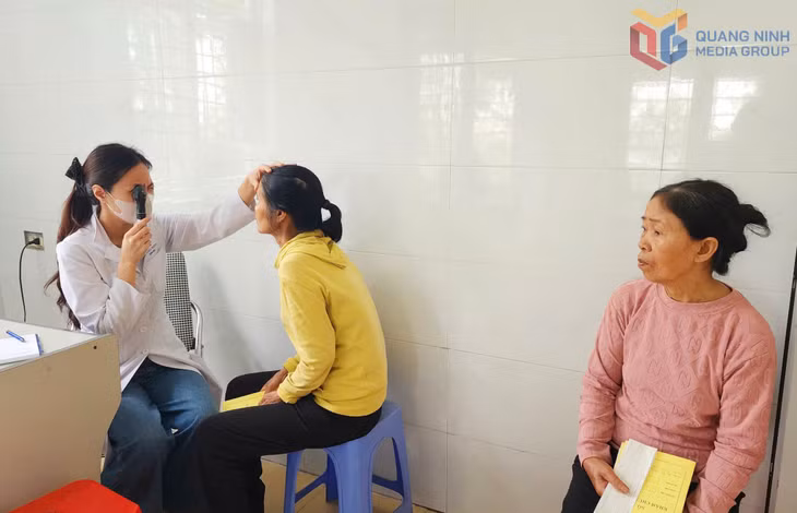 Bác sĩ Bệnh viện Đa khoa tỉnh khám sàng lọc bệnh về mắt cho người dân xã Quảng Đức, tháng 3/2026.