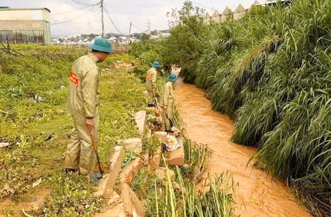 Hàng chục người đang tập trung tìm kiếm bé gái bị nước lũ cuốn trôi ở Đà Lạt. Ảnh: Nguyễn Quân