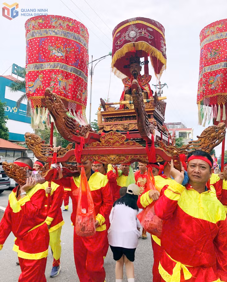 Lễ rước tái hiện lại công lao, chiến thắng lịch sử của tiền nhân. Ở địa phương, người dân và du khách thường thực hiện nghi lễ chui kiệu nhằm cầu may khi lễ rước đi qua.