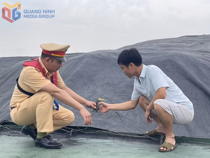 Đội CSGT Đường thuỷ Phòng CSGT Công an tỉnh Quảng Ninh kiểm tra và nhắc nhở các chủ phương tiện vận tải nghiêm túc chấp hành ATGT trên biển.