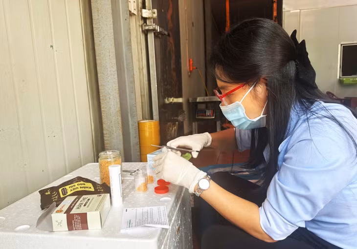 Đoàn lấy mẫu xét nghiệm chỉ tiêu ATTP tại một cơ sở sản xuất, chế biến thực phẩm.