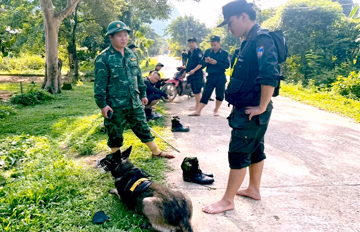 Hàng trăm cán bộ, chiến sĩ công an và biên phòng cùng chó nghiêp vụ được huy động để vây ráp vùng rừng biên giới Việt - Lao truy bắt nghi phạm giết vợ cũ - Ảnh: T.G.