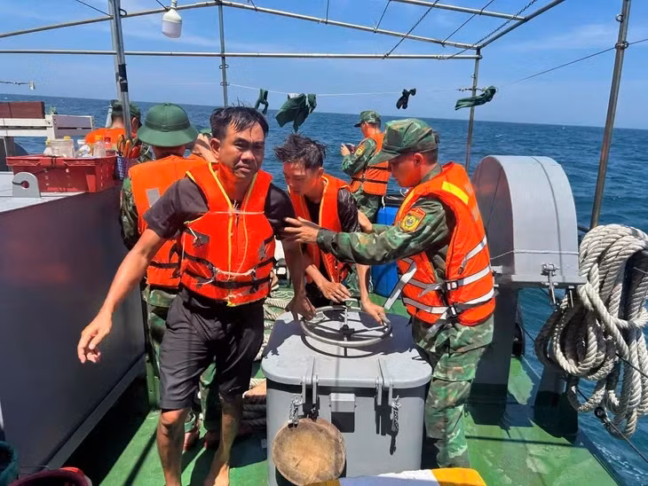 Lực lượng chức năng triển khai cứu hộ tàu bị chìm - Ảnh: Cơ quan chức năng cung cấp