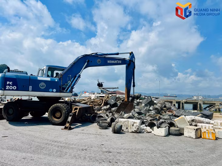 Toàn bộ lồng bè, rác thải được đưa lên bờ.