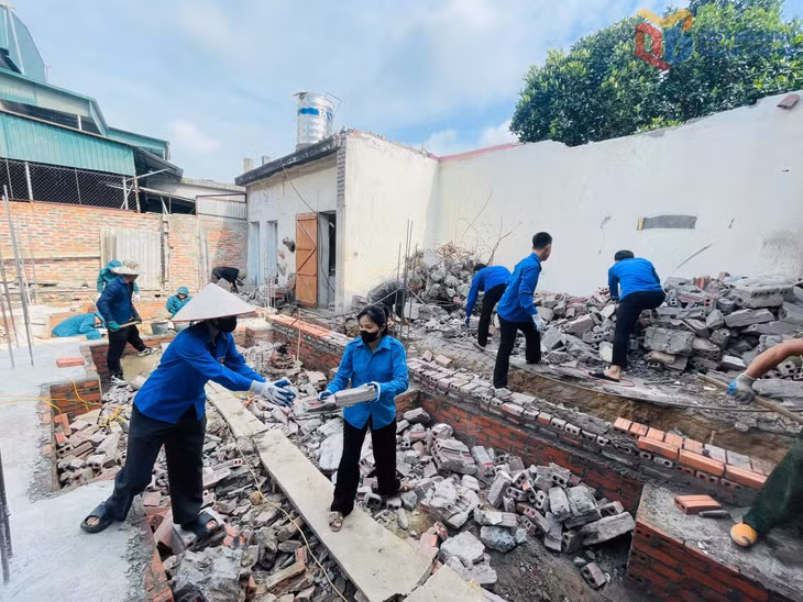 Ban Chỉ huy quân sự phường An Sinh phối hợp với Đoàn Thanh niên phường tổ chức vận chuyển, hỗ trợ ngày công giúp đỡ gia đình là người khuyết tật có hoàn cảnh khó khăn trên địa bàn.